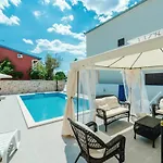 Villa Charming In With Private Pool