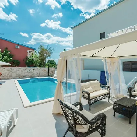 Charming In With Private Pool *