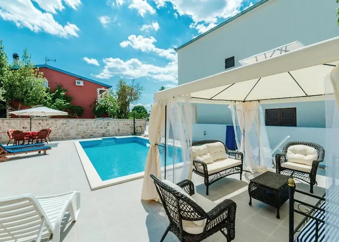 Villa Charming In With Private Pool
