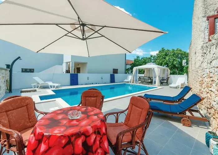 Charming In With Private Pool Jezera